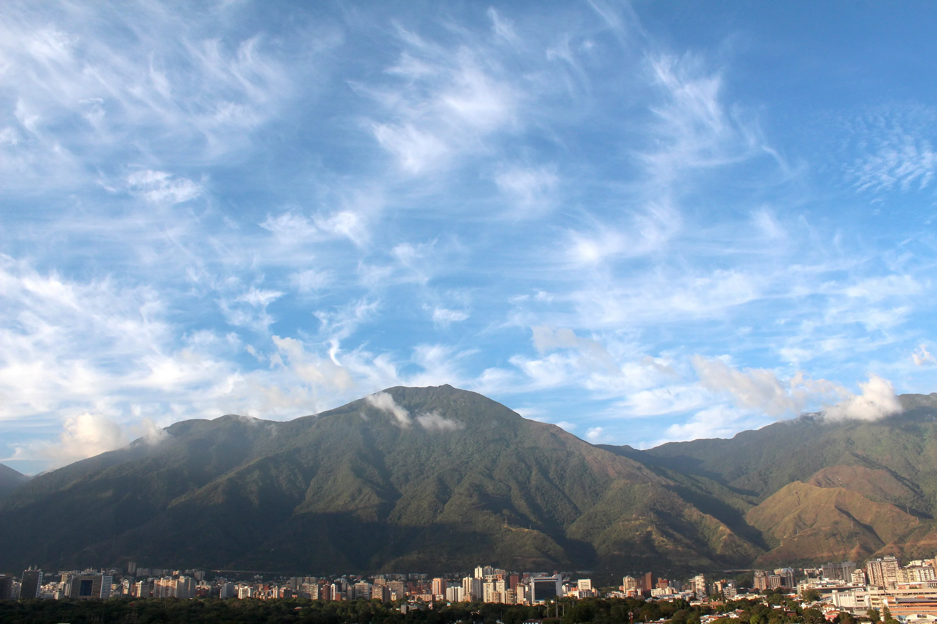 El Ávila sobre los edificios de Caracas