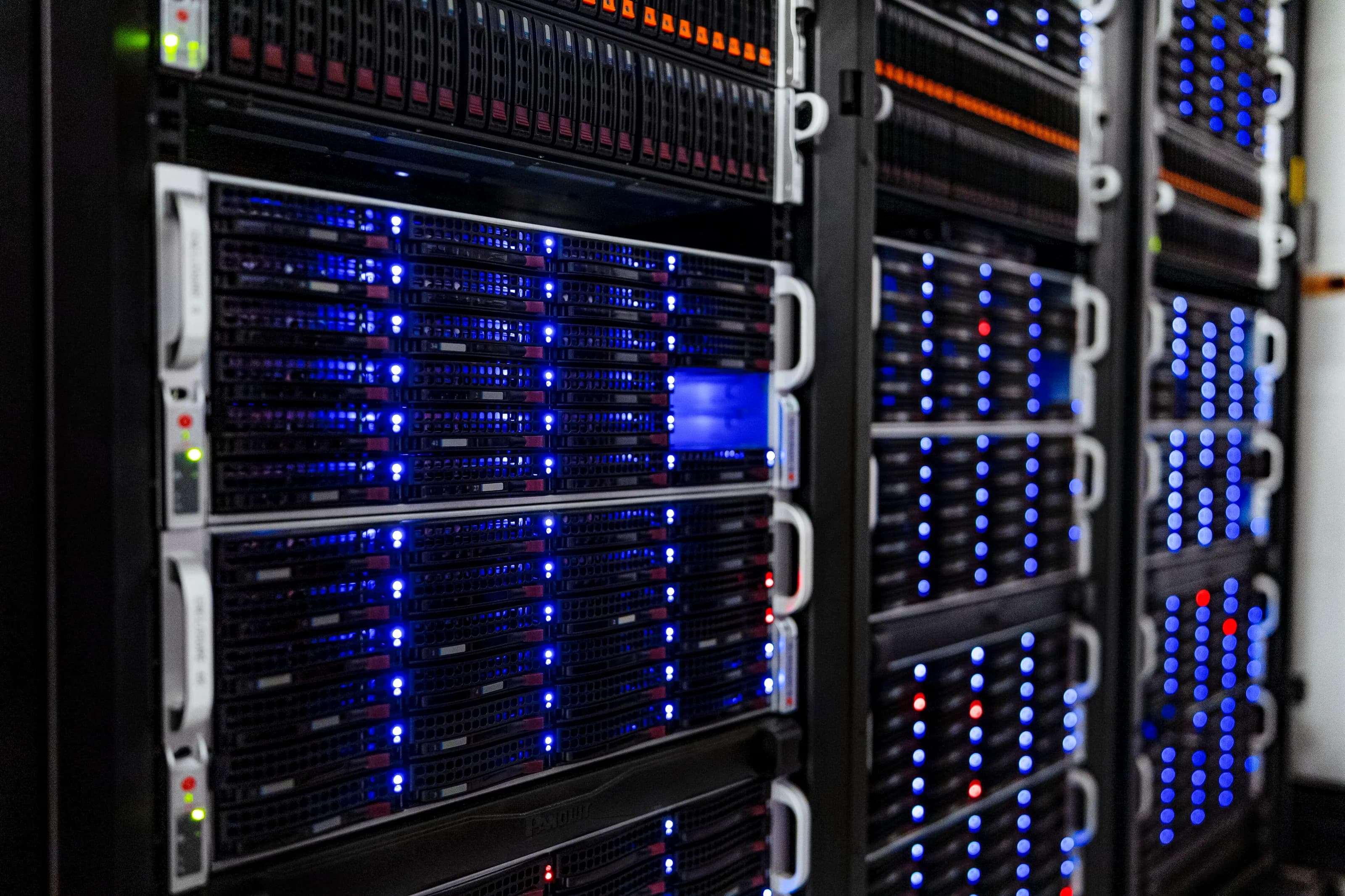 Racks de servidores con luces azules en un centro de datos