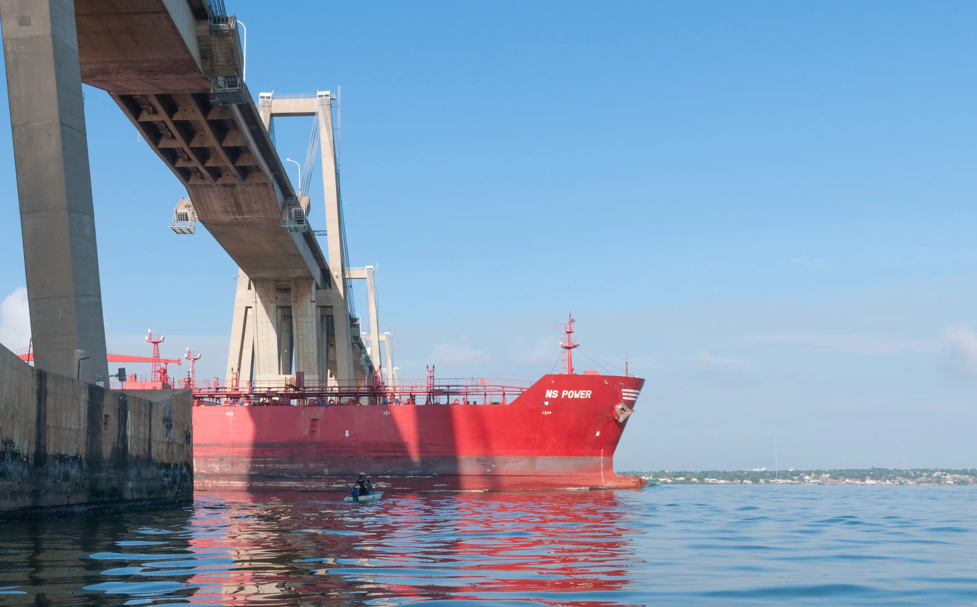 Tanquero pasando bajo el puente General Rafael Urdaneta, en el Lago de Maracaibo