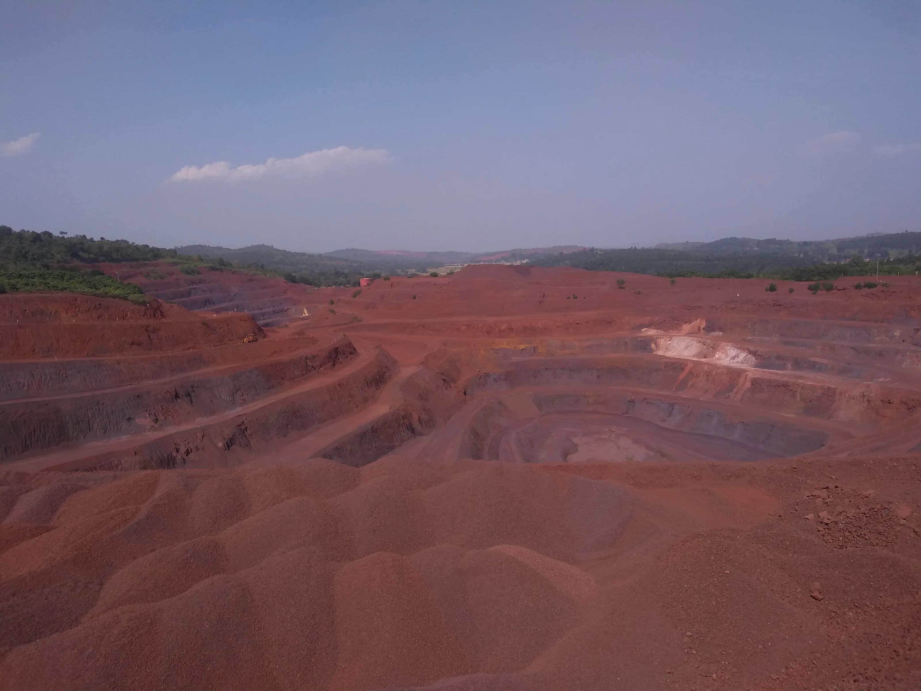 Mina de hierro a cielo abierto, con terrazas de tierra roja