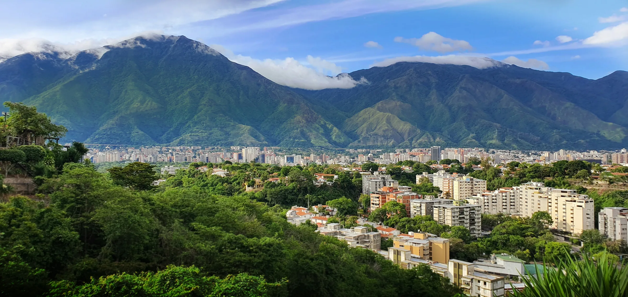 El Ávila sobre los edificios de Caracas