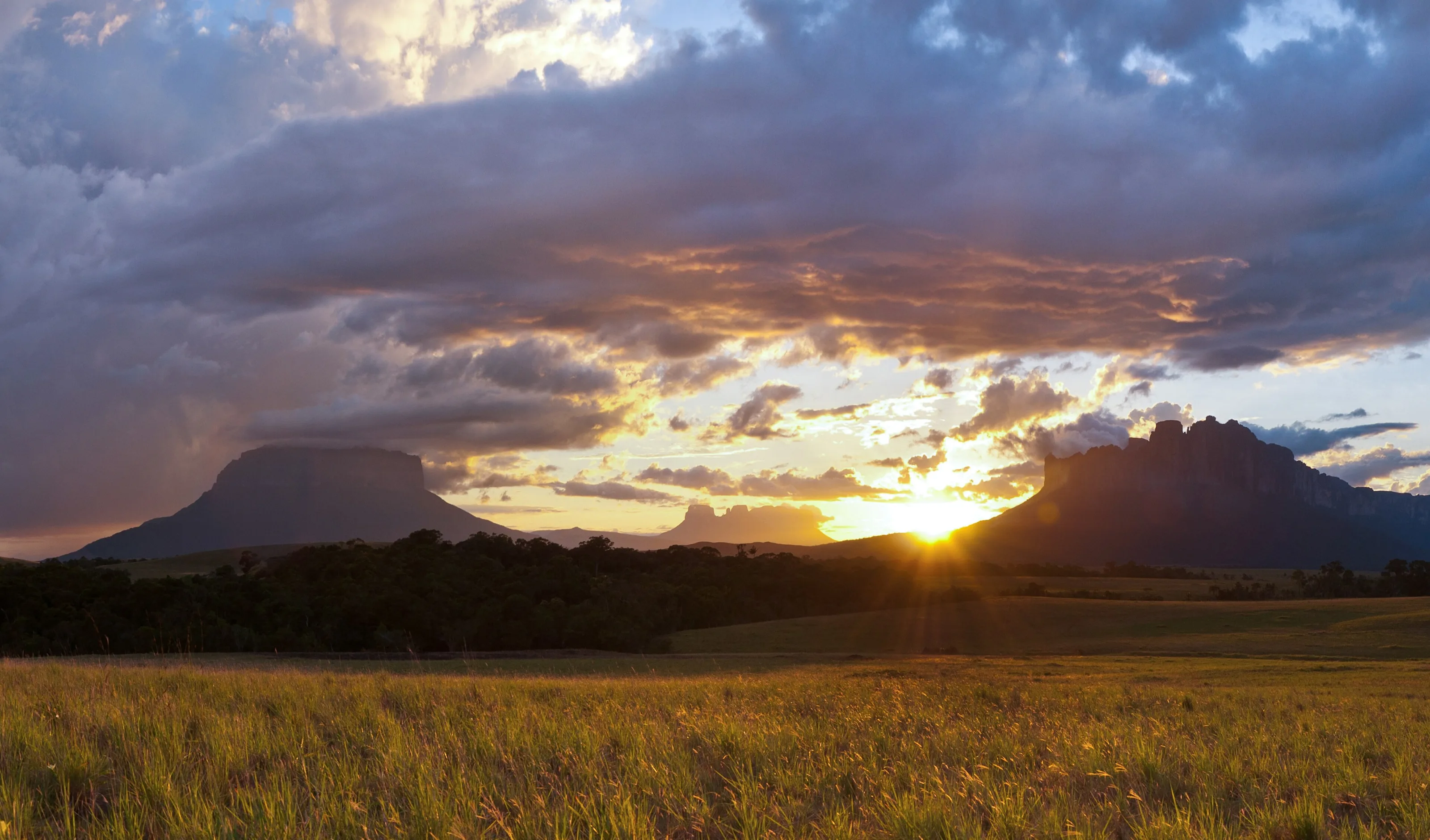 Tepuyes del Macizo de Chimantá al atardecer, en el Parque Nacional Canaima