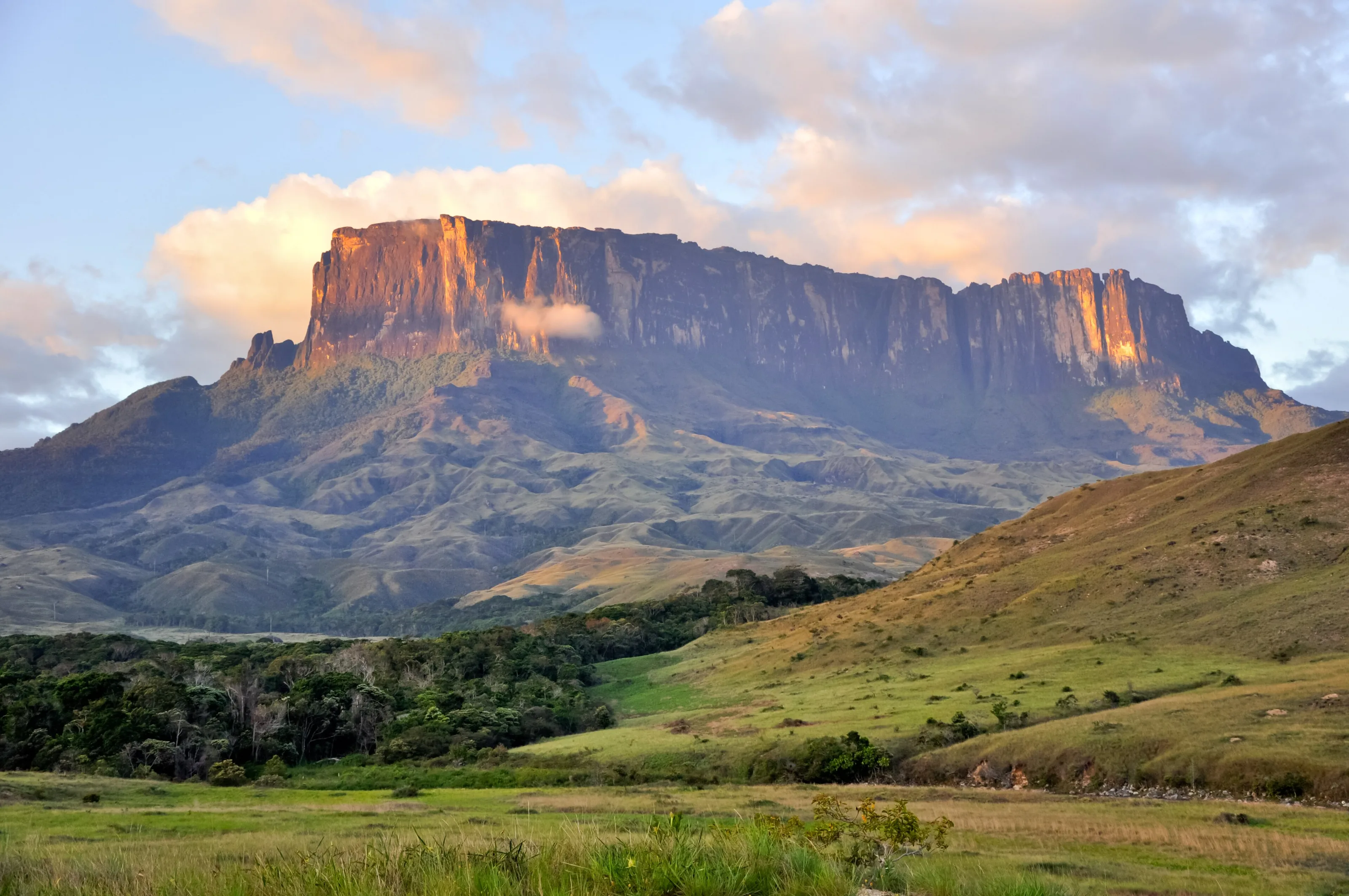Tepuy Kukenán al atardecer sobre la Gran Sabana